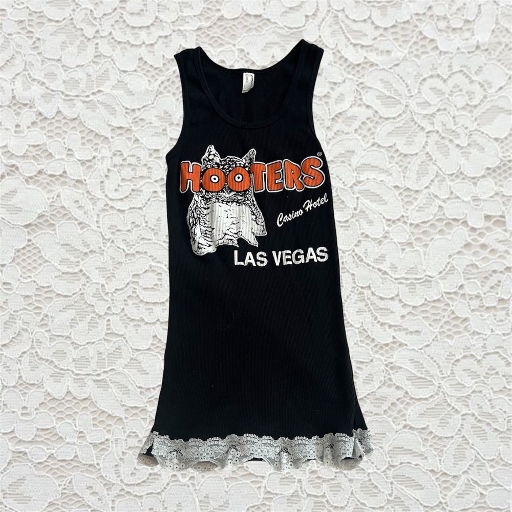 vintage hooters graphic tank top with white‎ lace trim
